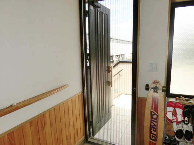 玄関ドアにプリーツ網戸　ＬＩＸＩＬしまえるんですα　施工事例　名古屋市港区